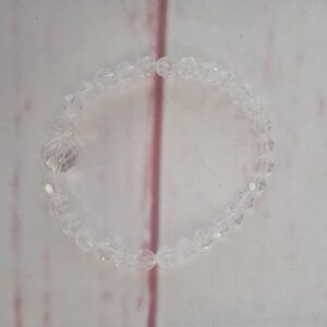Armbånd med klar akryl perler Omkreds på ca. 18 cm. Det er lavet på elastiksnor, så kan passe de fleste.
