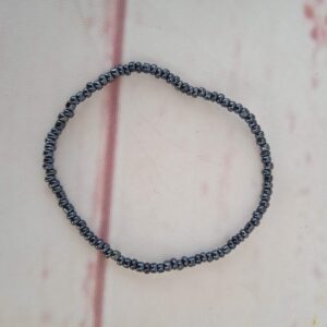 Armbånd med sorte akryl perler Omkreds på ca. 18 cm. Det er lavet på elastiksnor, så kan passe de fleste.