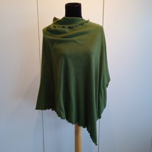 Skovgrøn poncho i blød uld