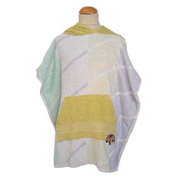 Håndklædeponcho i pastelfarver - front
