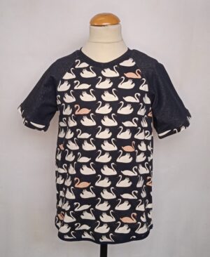 T-shirt med svaner. Str. 7-8 år - Forside