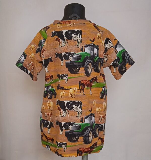 T-shirt med traktor og dyr Str. 5 år