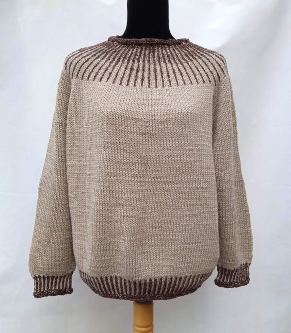 Klassisk sweater med ribstrikket bærestykke