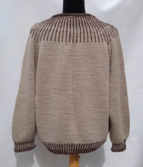 Klassisk sweater med ribstrikket bærestykke