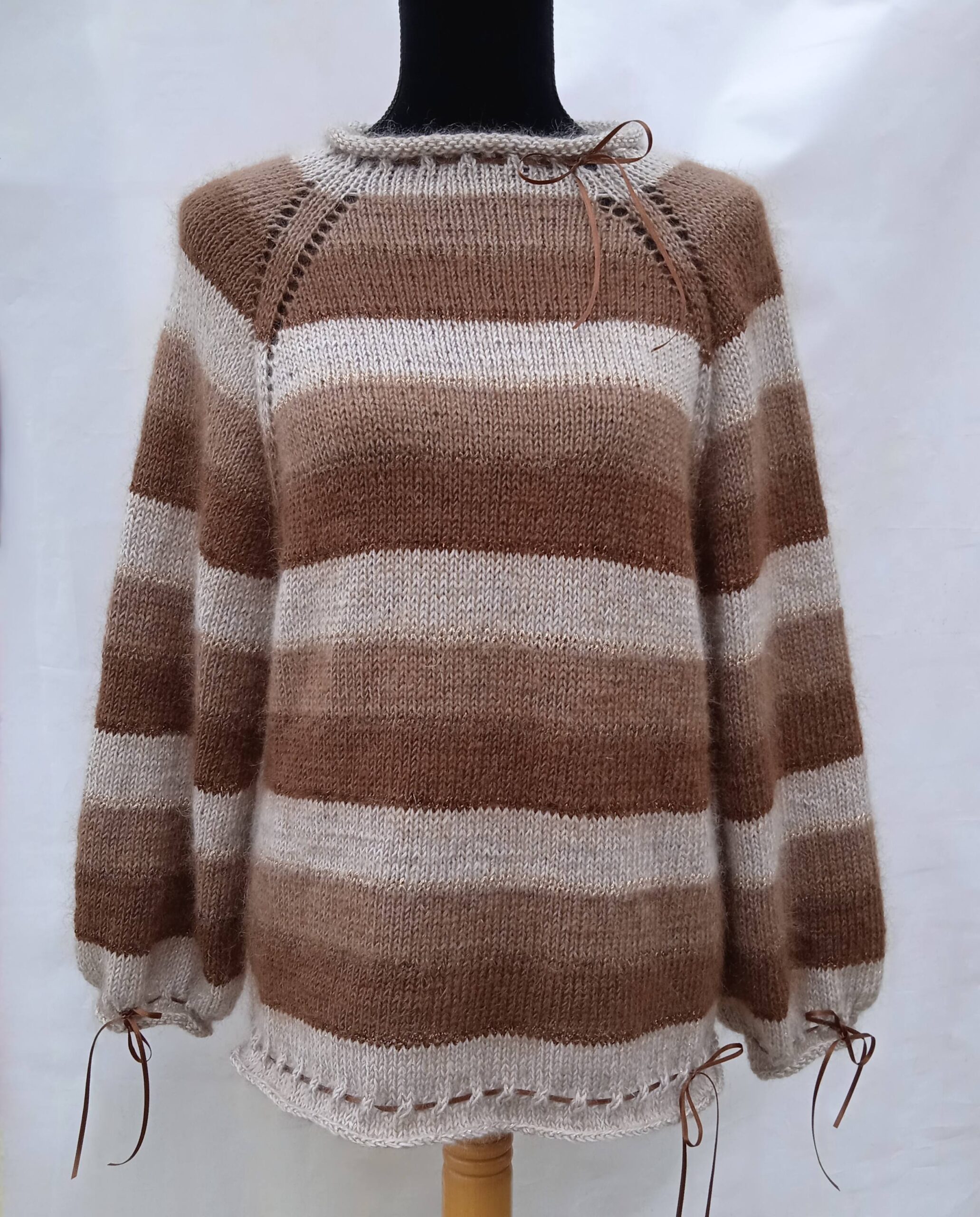 Striktrøje med sløjfer