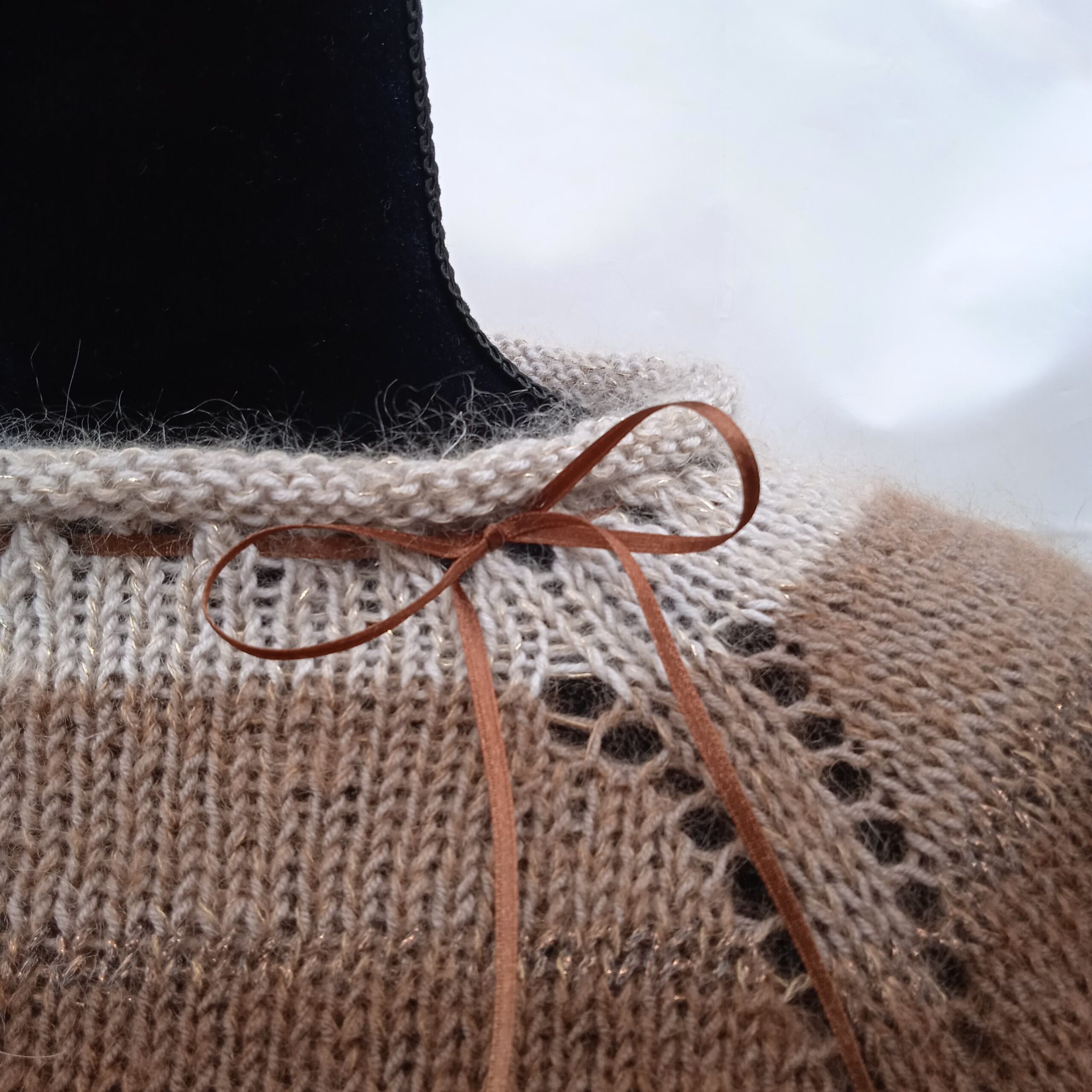 Striktrøje med sløjfer