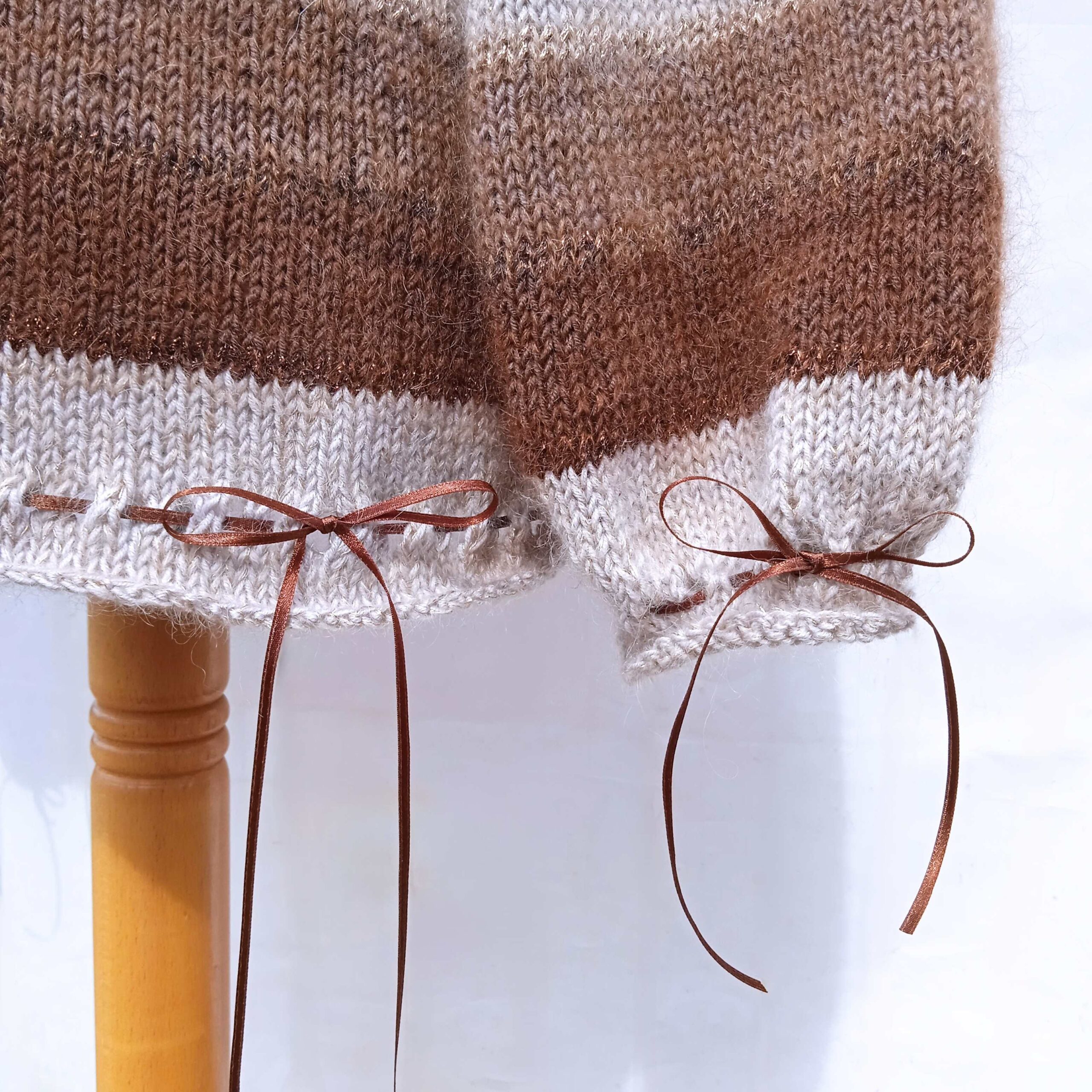 Striktrøje med sløjfer