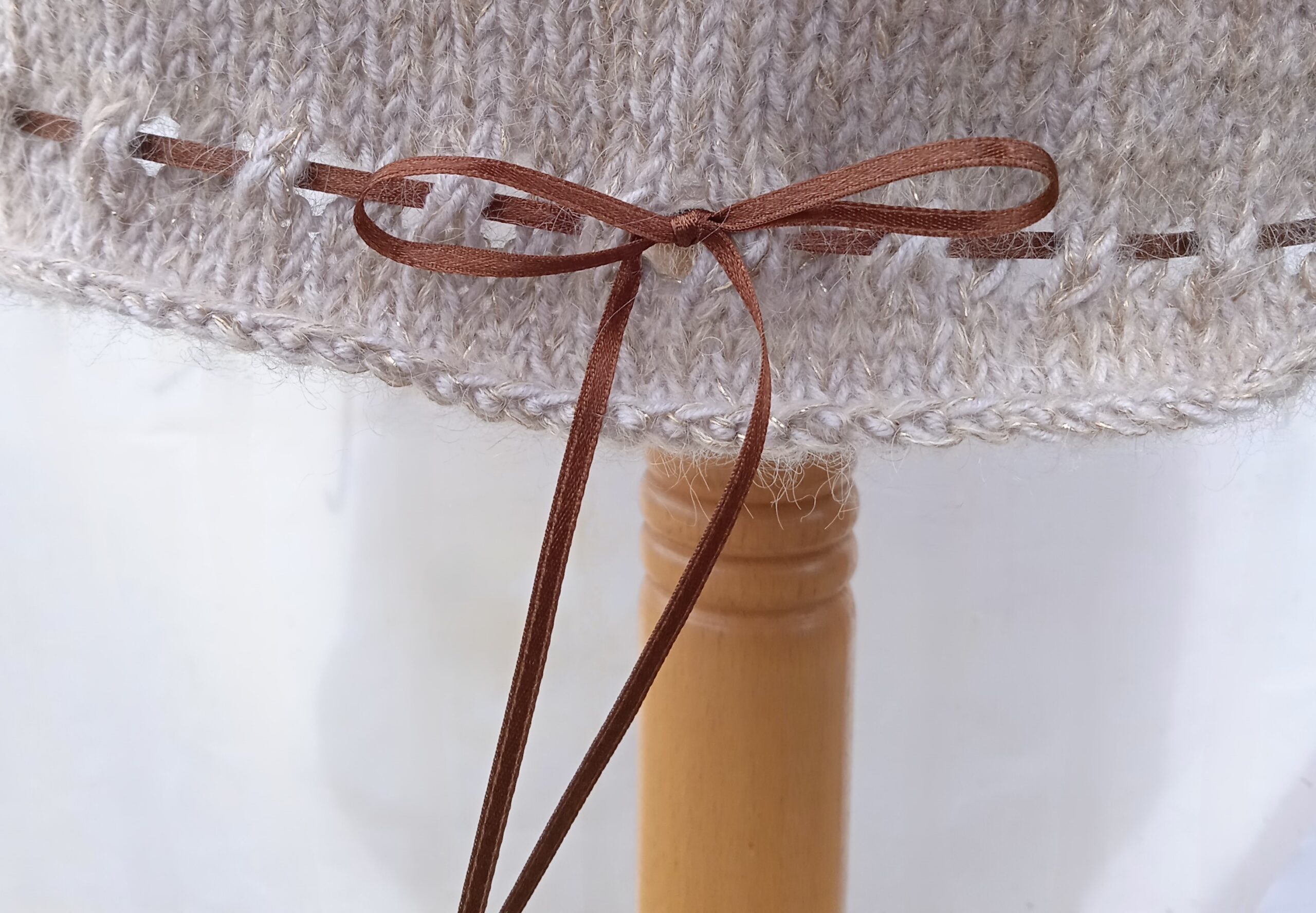 Striktrøje med sløjfer