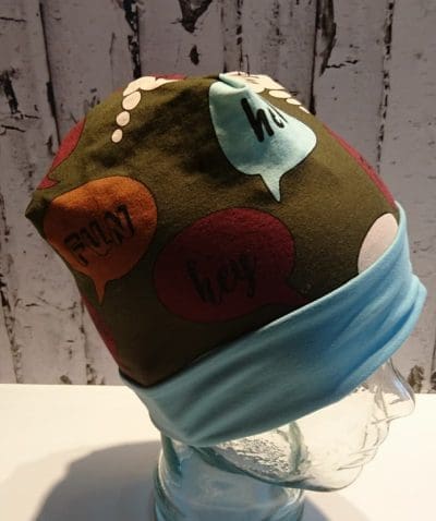 Hue i støvet grøn med sjove ord. Str. 50-56 cm