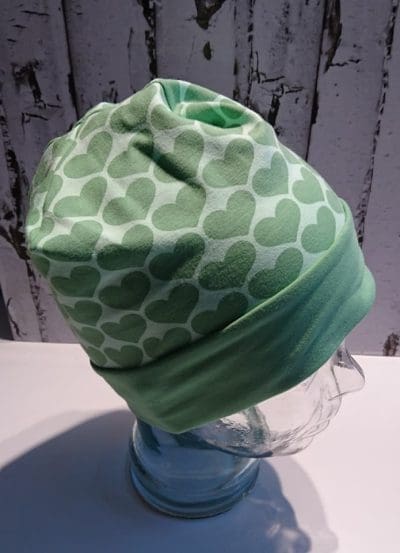Hue med hjerter i grønne farver. Str. 50-56 cm