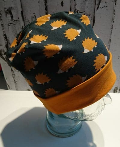 Hue med pindsvin i brændt orange. Str. 50-56 cm