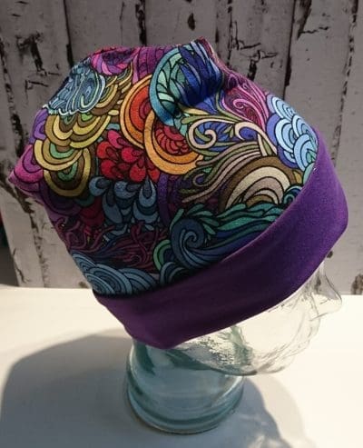 Hue med farverige koraller. Str. 50-56 cm