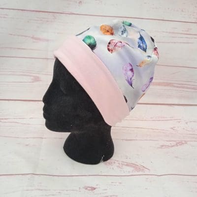 Hue med Fjer. Str. 47-52 cm/ 2-5 år