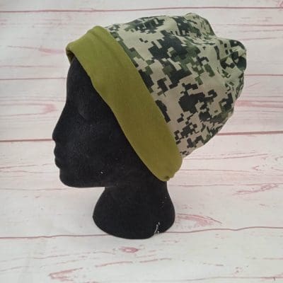Hue med Army. Str 54/62 cm 10-99 år