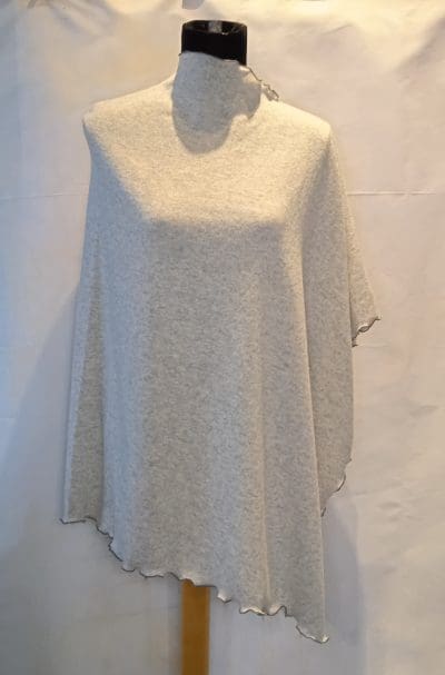 Poncho i grå uld