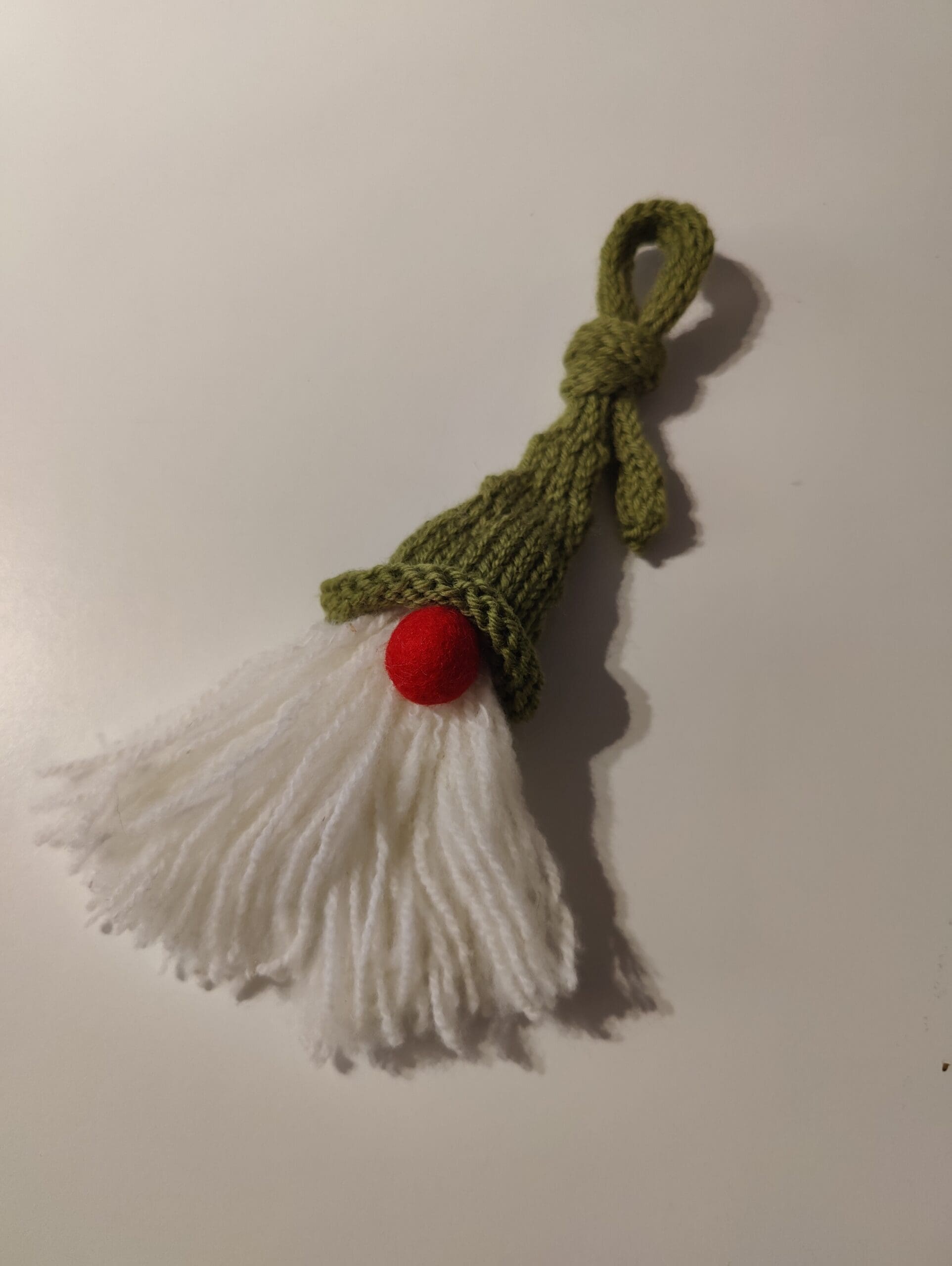 Sød strikket Nisse til ophæng.