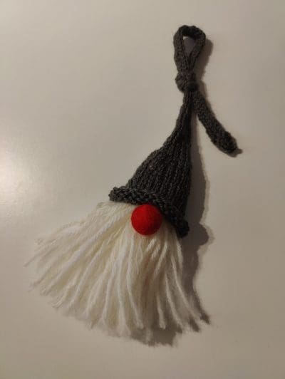 Sød strikket Nisse til ophæng.