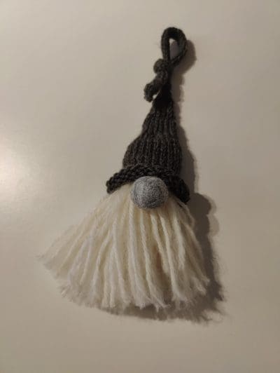 Sød strikket Nisse til ophæng.