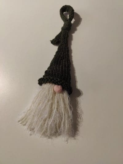 Sød strikket Nisse til ophæng.