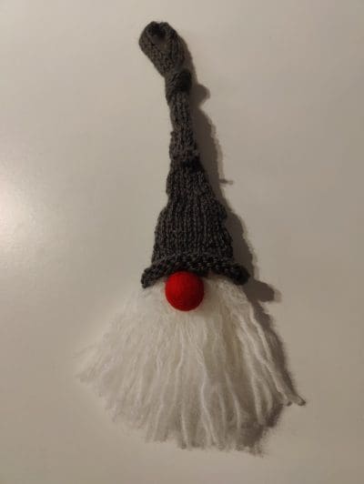 Sød strikket Nisse til ophæng.