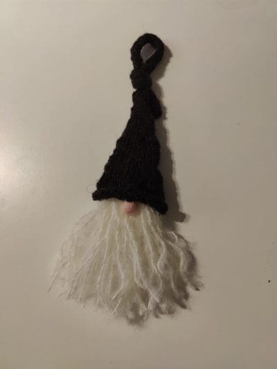 Sød strikket Nisse til ophæng.