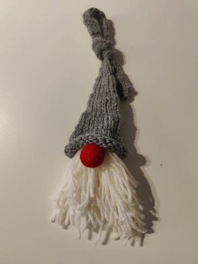Sød strikket Nisse til ophæng.