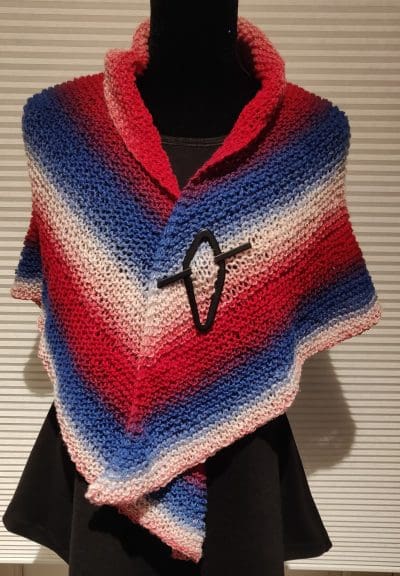 Sjal strikket i smukke farver.