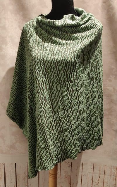 Poncho i grønne nuancer. Str. one size.