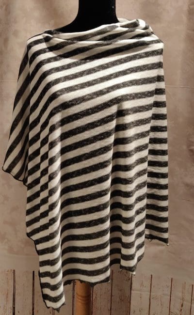 Poncho  med sort/hvide striber. Str. one Size.