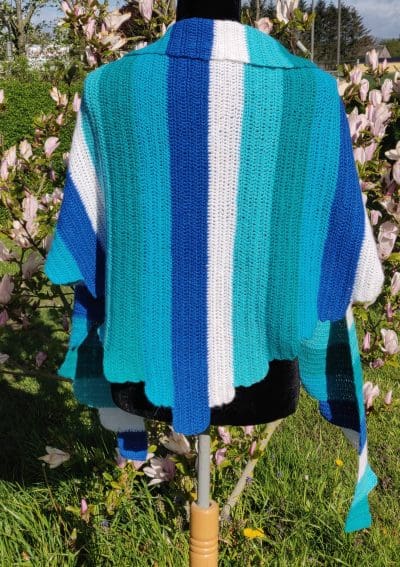 Sjal i skønne blå/tyrkis nuancer.