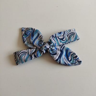 Hårbånd med blå grafik. Str. 40-48 cm