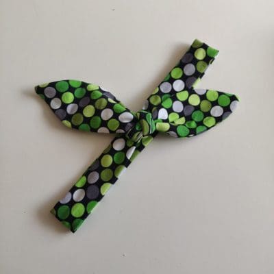 Hårbånd med grønne prikker. Str. 44-52 cm