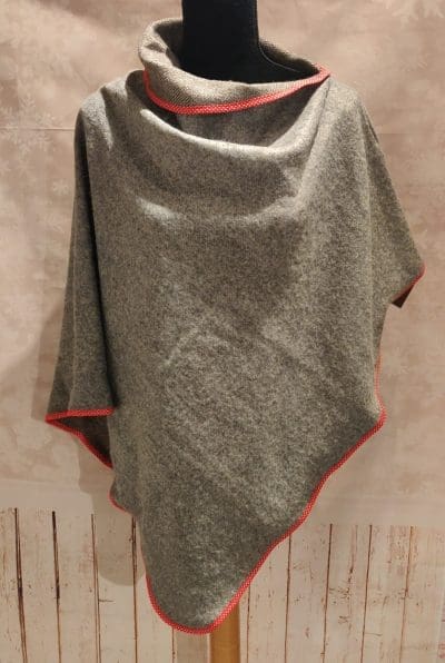 Poncho, GrĂ¥ med rød kant.