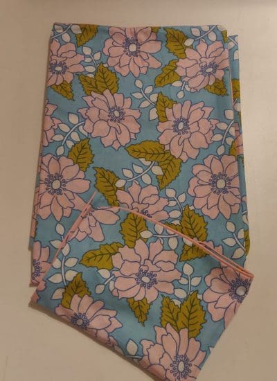 Baby sengetøj - blå med rosa blomster.