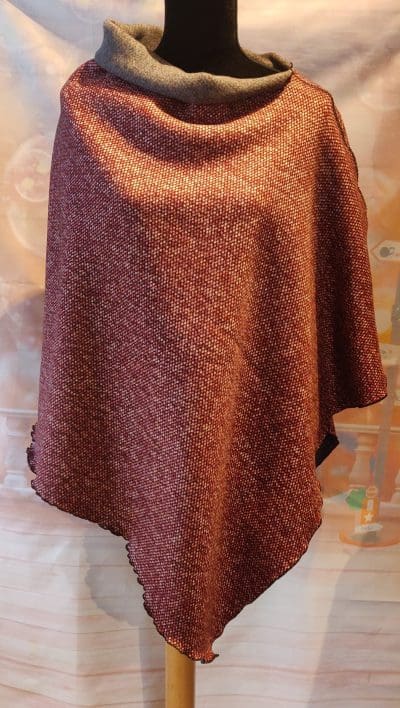 Poncho. Lyserød med sort. str. one size.