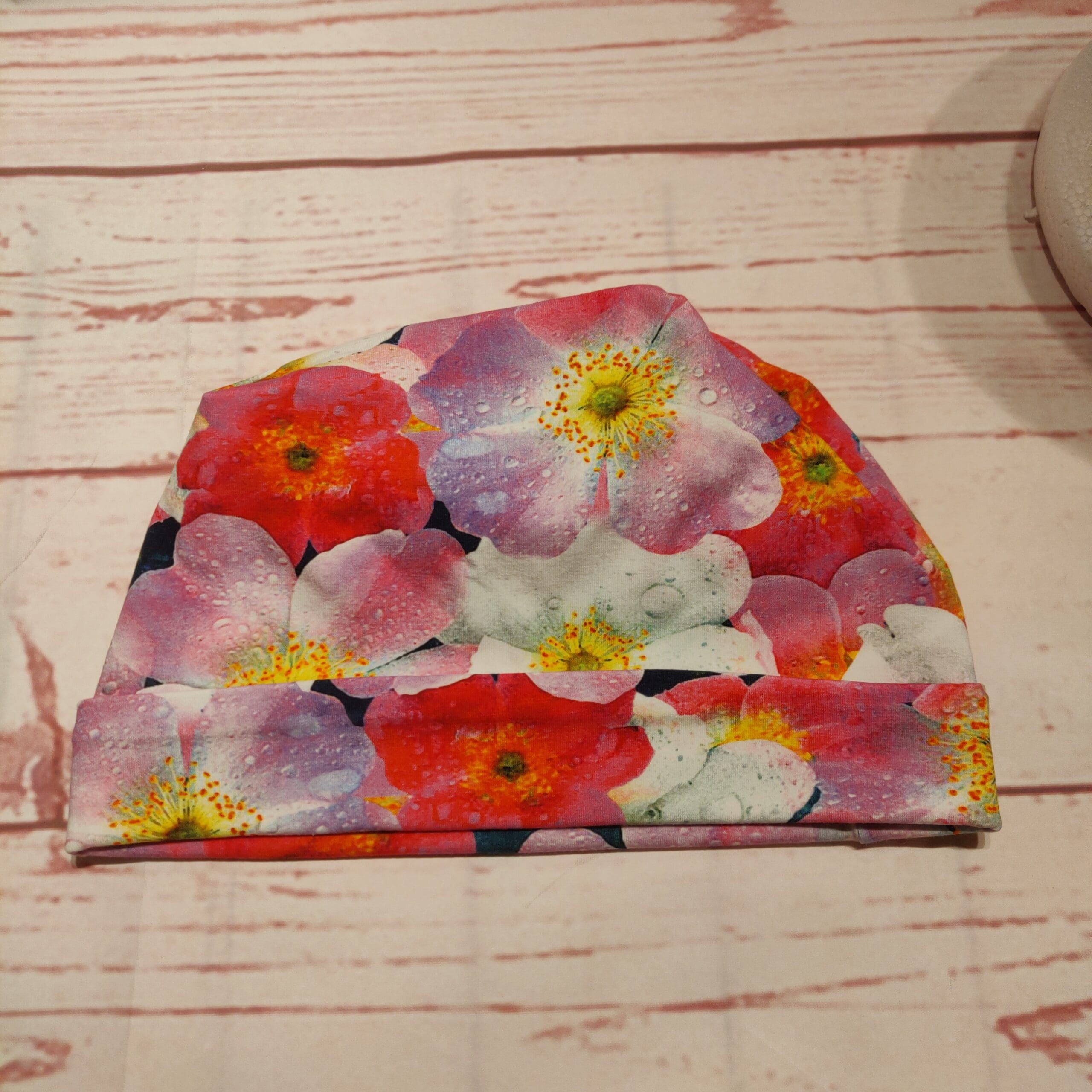 Hue med blomster. Str. 54-62 cm/ 10-99 år - Billede 2