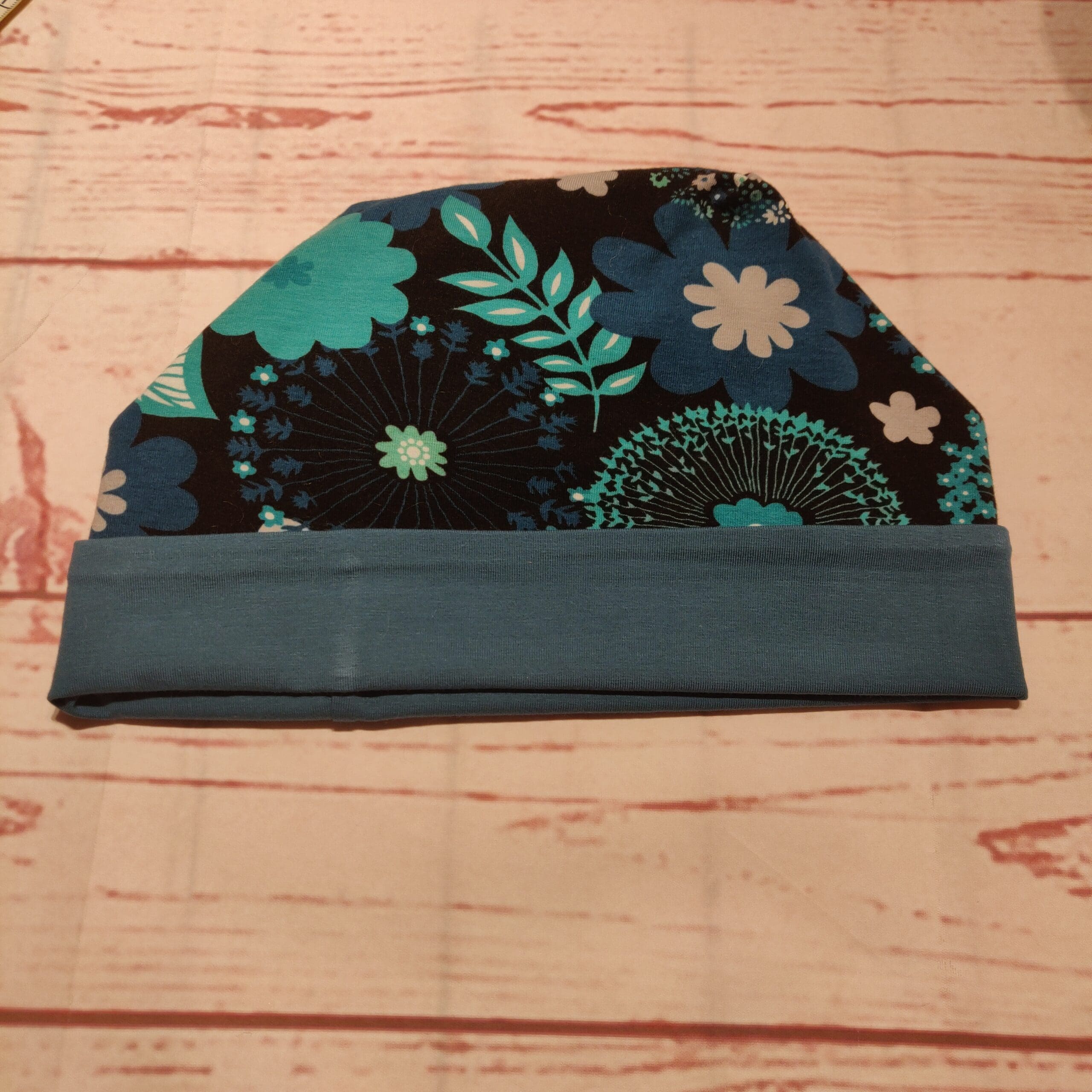 Hue med tegnede blomster. Str. 54-62 cm/ 10-99 år - Billede 2