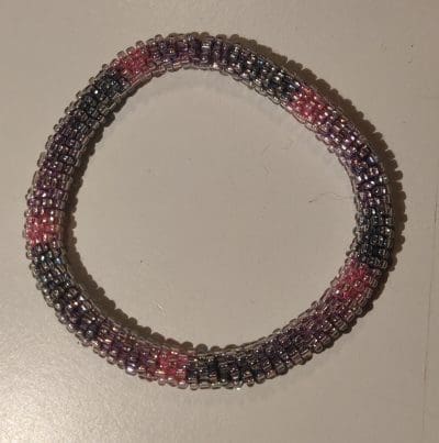 Hæklet perlearmbånd - lilla nuancer