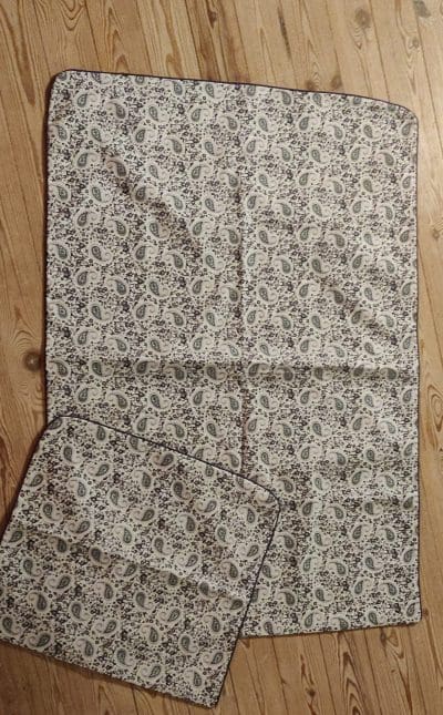 Baby sengetøj - med lilla mønstre.