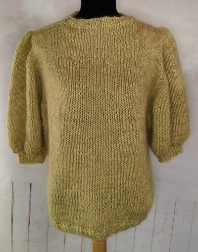 Lækker fed strik i gul/lime med puf ærmer. Str. L.