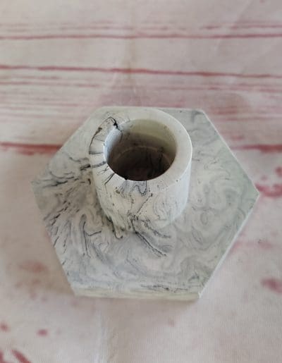 Kantet lysestage, i hvid/sort marbel.