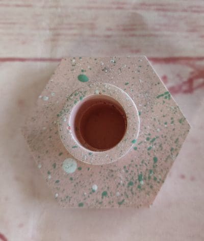 Kantet lysestage, lyserød med hvid og mint prikker