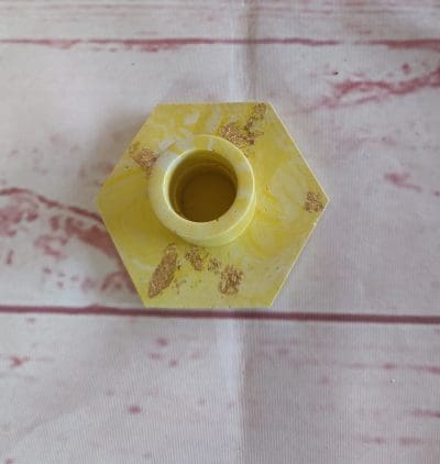 Kantet lysestage, i gul med lidt marbel og blad guld.