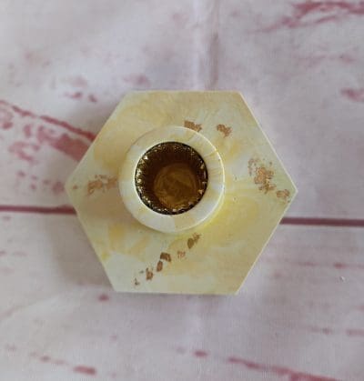 Kantet lysestage, i gul med lidt marbel og blad guld.