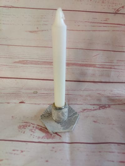 Kantet lysestage, i hvid/sort marbel.