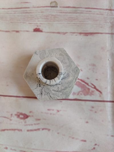 Kantet lysestage, i hvid/sort marbel.