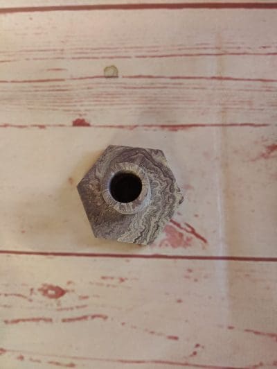 Kantet lysestage, i lilla marbel.