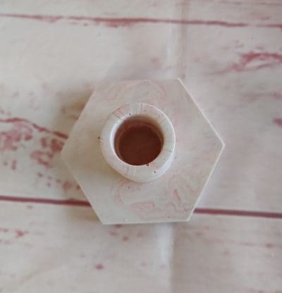 Kantet lysestage, i hvid/lyserød marbel.