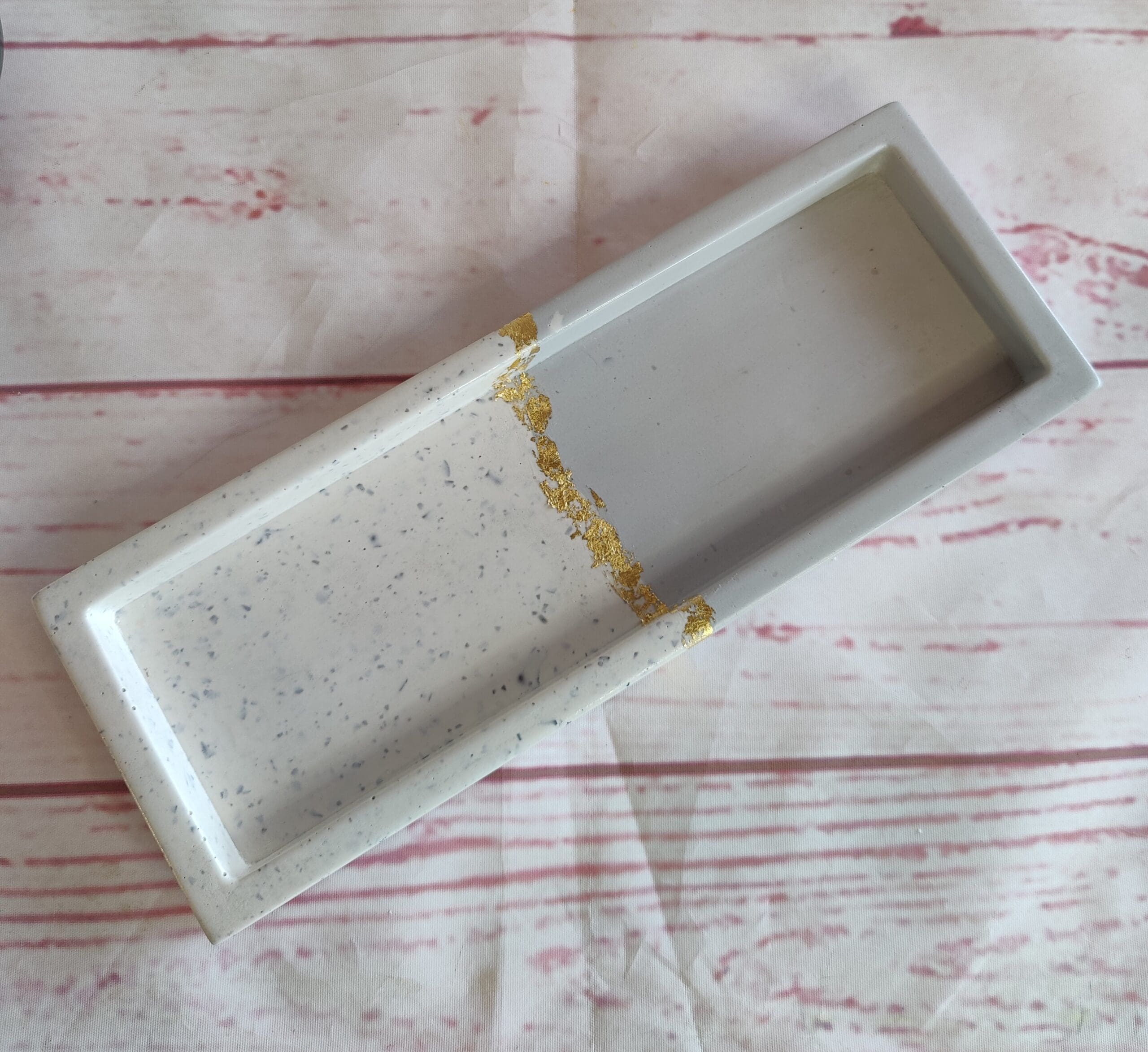 Aflangt Fad, hvid/grĂ¥ med blad guld