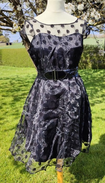 Retro/ Pin-up kjole, Sort med chiffon og prikker. Str. 44